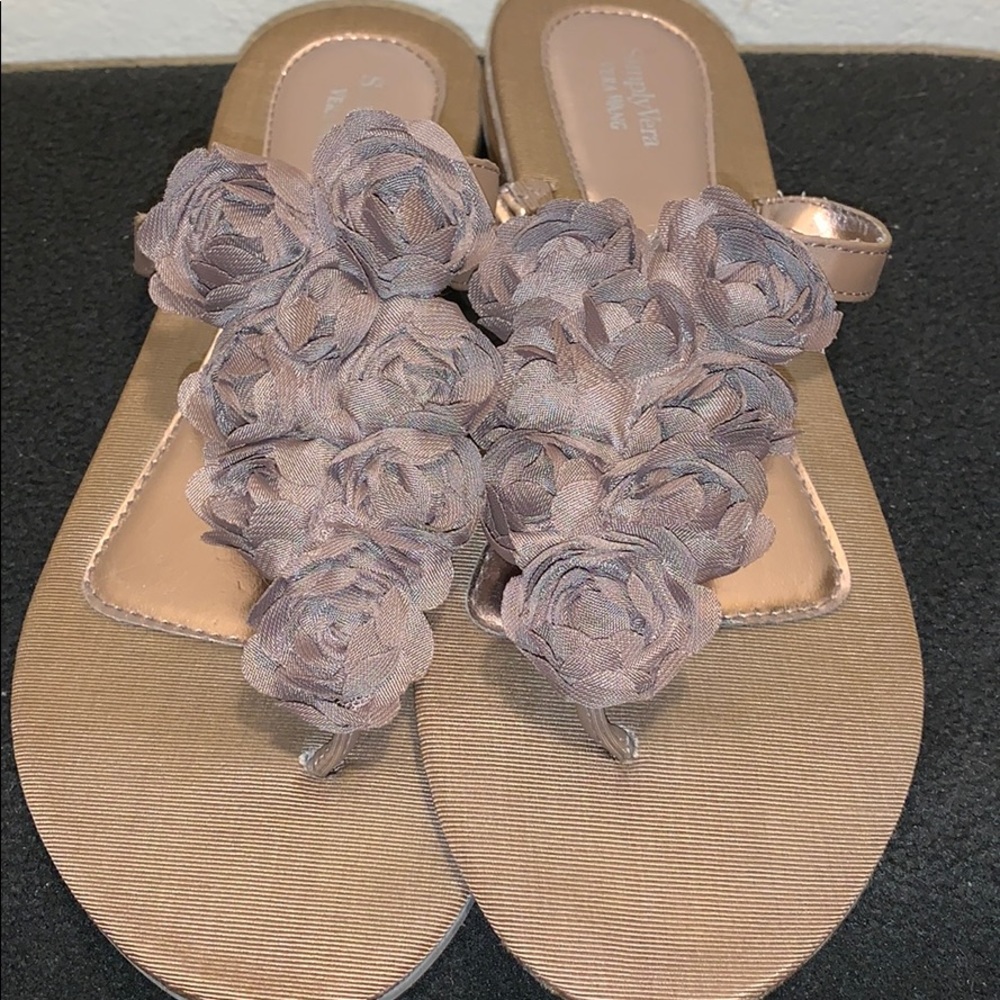 Adorable Simply Vera Wang Sandals